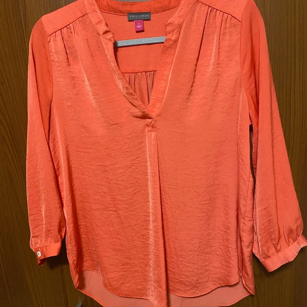 Vince Camuto Vibrant Coral Orange Split V-Neck Blouse Size Small - Picture 2 of 6